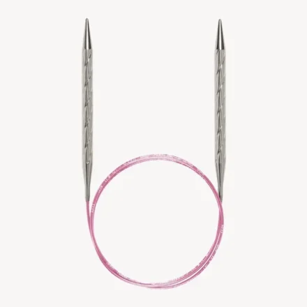 Metalowe druty Addi Unicorn 80cm posiadają spiralnie frezowany drut, który swoim kształtem przypomina róg jednorożca. Taka modyfikacja klasycznych drutów okrągłych wpływa bardzo pozytywnie na dłonie w trakcie pracy. Nie ma również uczucia zmęczenia czy napięcia mięśni dłoni, jakie często doznajemy przy długotrwałym robieniu na drutach klasycznych.