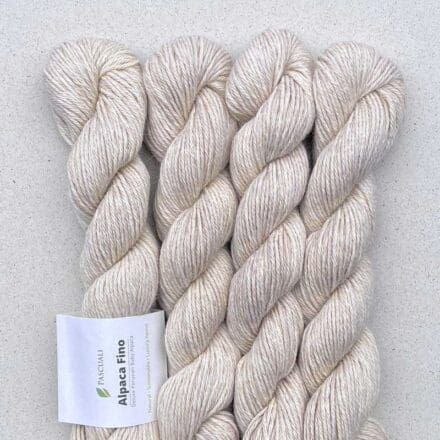 Alpaca Fino to cudownie miękka włóczka wykonana z czystej wełny alpaki hodowanej na wyżynach Andów w Peru. To 100% alpaka baby z runa młodych zwierząt.