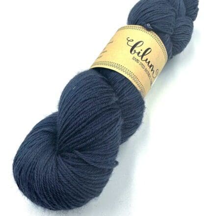 Jednobarwne motki Bilum Yarns Loli stanowią bazowe tło dla motków Bilum Loli gradient. Bazą w tej włóczce jest 100% wełna merino.