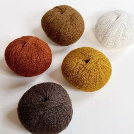 Balayage Pascuali jest włóczką wysokiej jakości, która powstaje z połączenia 80% białej i szarej baby alpaki oraz 20% białej organicznej wełny z merynosów.