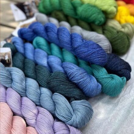 Włóczka wełniana Pinta Pascuali wyróżnia się na tle innych włóczek wyjątkowym składem włókien: 60% Merino, 20% Jedwab i 20% Ramia.