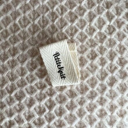 Metka PetiteKnit składana logo L025