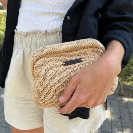 skórzana metka PetiteKnit z logo mała w kolorze ciemny brąz L037