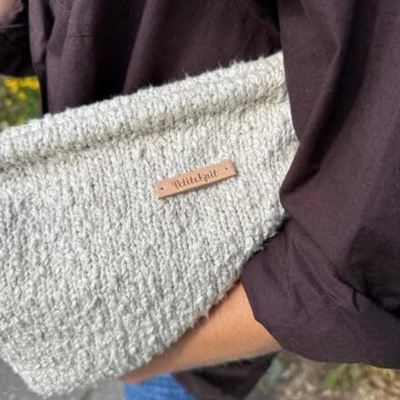 skórzana metka PetiteKnit z logo mała w kolorze jasnym L037