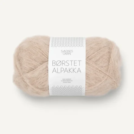 Alpakka Borstet Sandnes Garn to szczotkowane włókno alpaki, skręcone mocną nylonową przędzą. Rezultatem jest miękka, niezwykle lekka i przewiewna przędza.