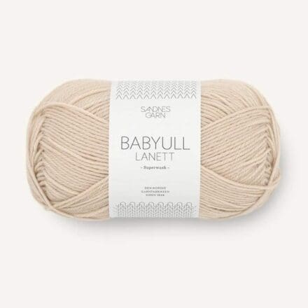Babyull Lanett norweskiej marki Sandnes Garn to 100% włóczka wełna merino w wersji superwash. To niezwykle miękka, o średnim skręcie wełna z merynosów.