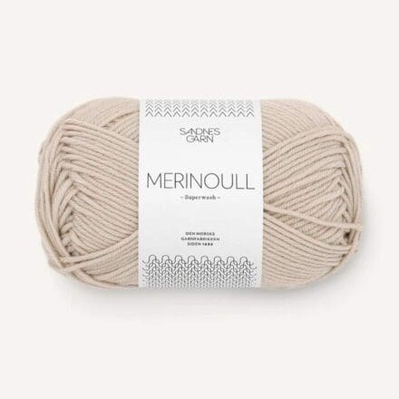 Włóczka Merinoull to 100% wełna merino w wersji superwash. Pozyskana z owiec rasy merynos jest włóczką niezwykle miękką na druty 3 – 4 mm.