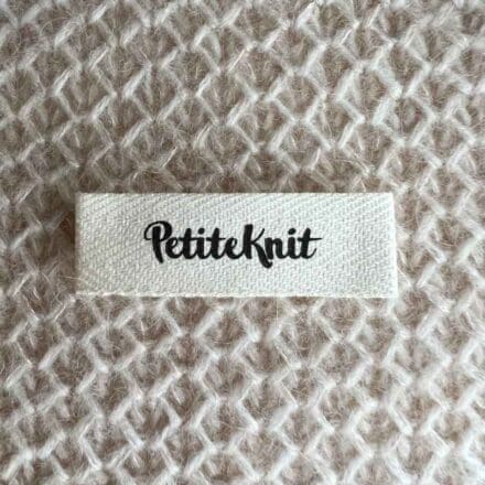 Metka PetiteKnit mała logo