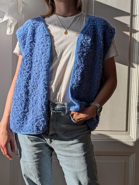 Wzór na kamizelkę Fluffy Fleece Vest KAL (Knit-Along)